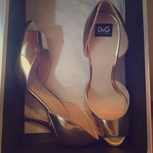 D&G gold heels! New, in box. Crazy low price!
